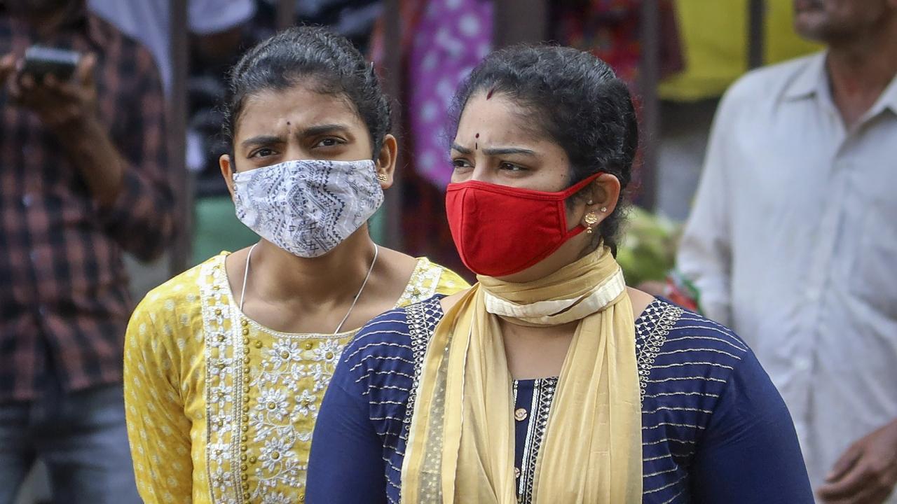 People in Bengaluru wearing face masks as a precautionary measure after cases of Covid-19 sub-variant JN.1 were detected in the country. Pics/PTI (Text/ANI)