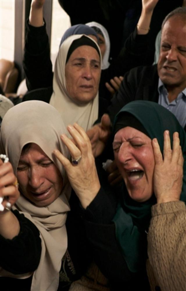 Palestinians mourn their dead