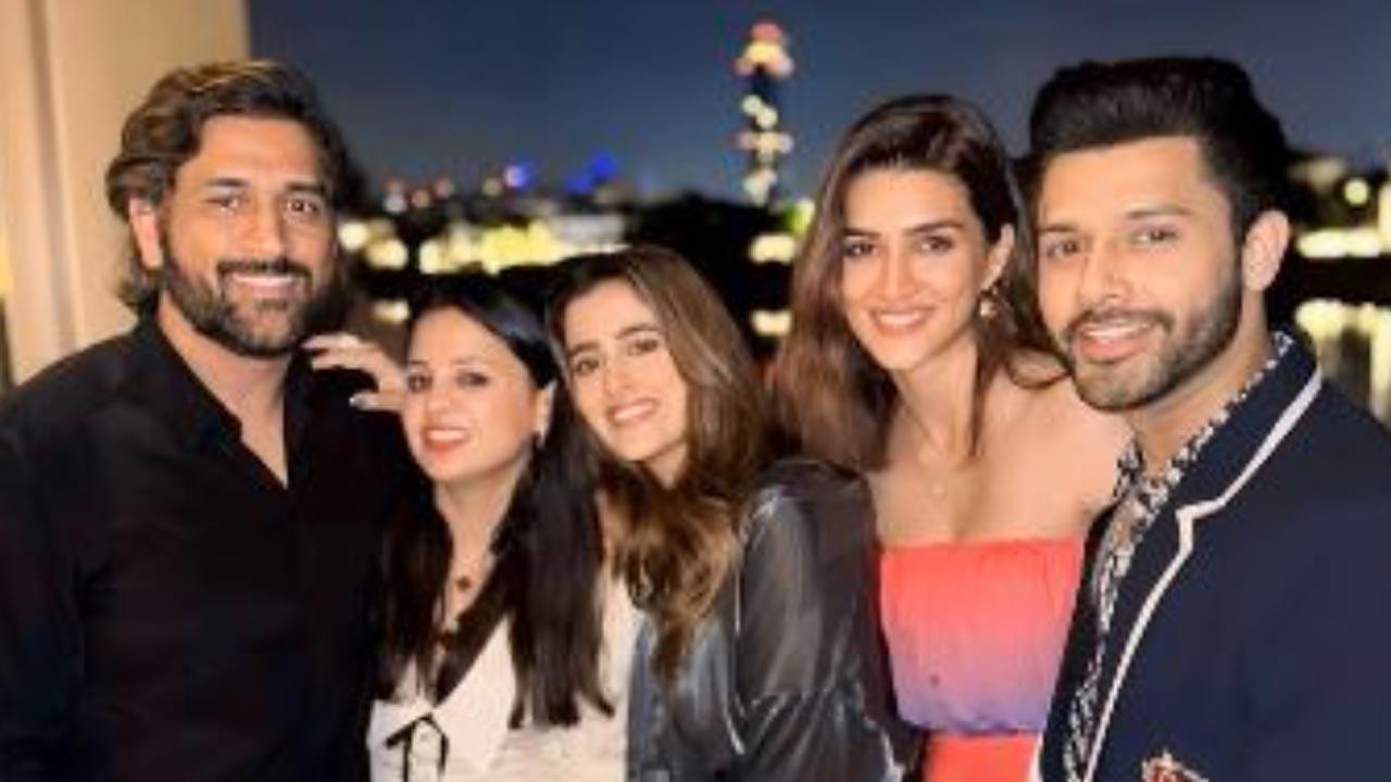 Kriti and Nupur party with MS Dhoni and wife Sakshi in Dubai ahead of New Year