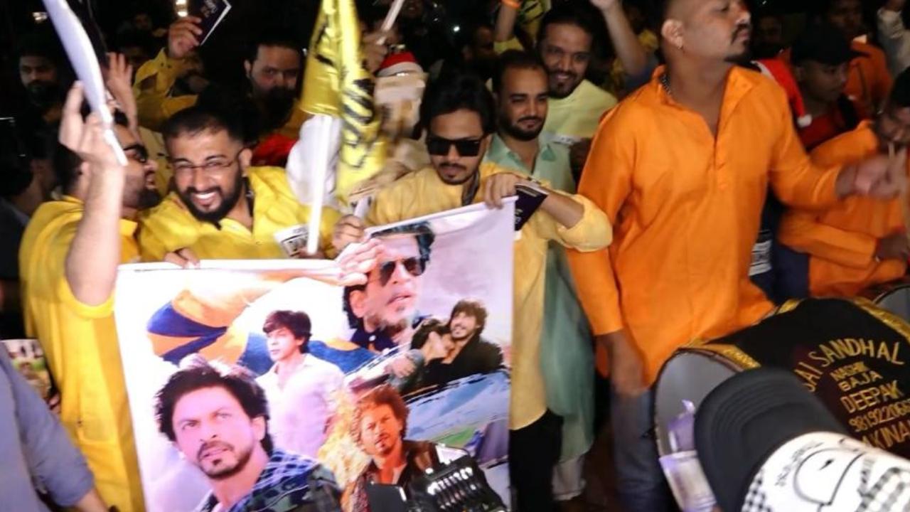 In videos shared by Shah Rukh's fan clubs, a massive crowd of people can be seen dancing to the beats of dhol and burning fireworks to kick off Dunki's release