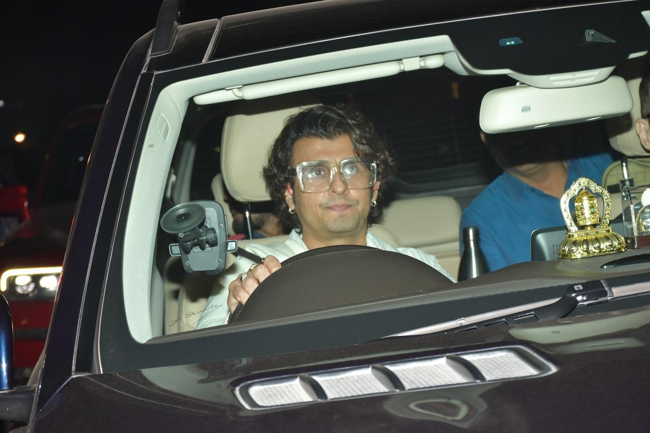Singer Sonu Nigam drived himself to the screening of the film