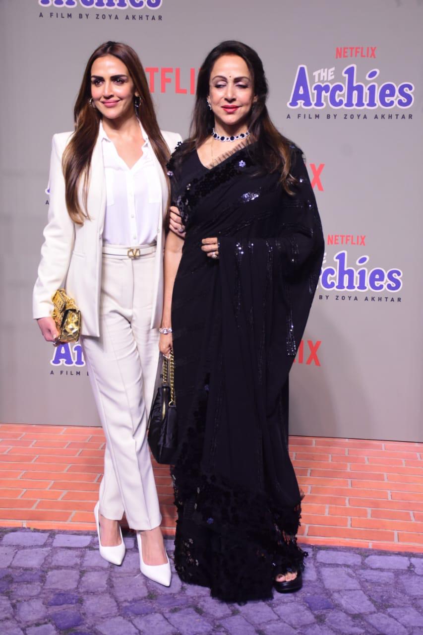 Hema Malini and Esha Deol looked amazing as they posed for the paparazzi