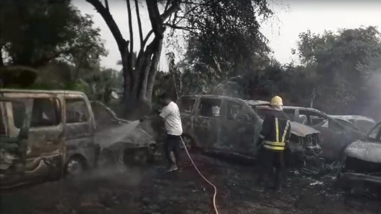 After the fire incident, thick black smoke billowed into the air. Local residents and fishermen gathered to witness the incident
