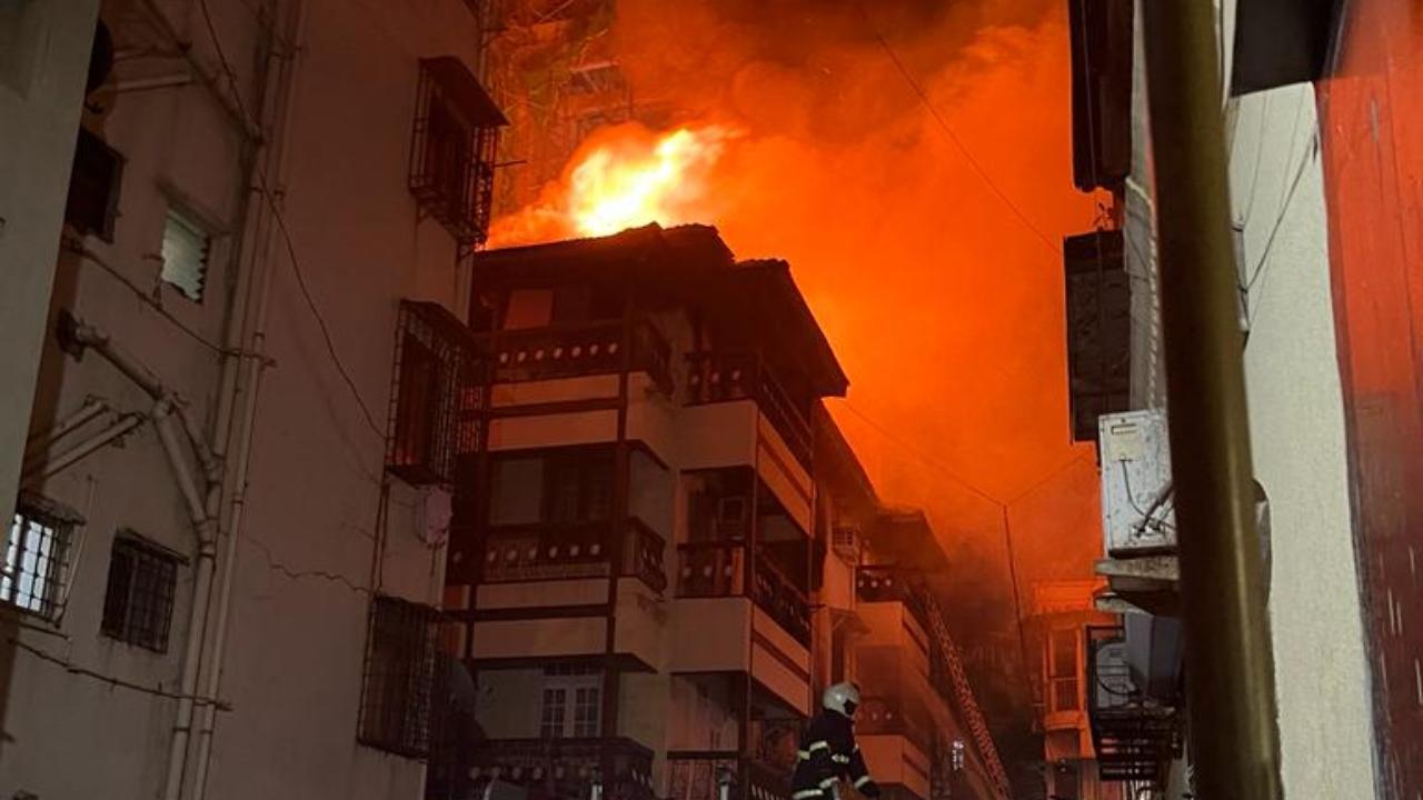 Following the information, the officials from the Mumbai Fire Brigade immediately rushed to the spot and launched a fire fighting operation