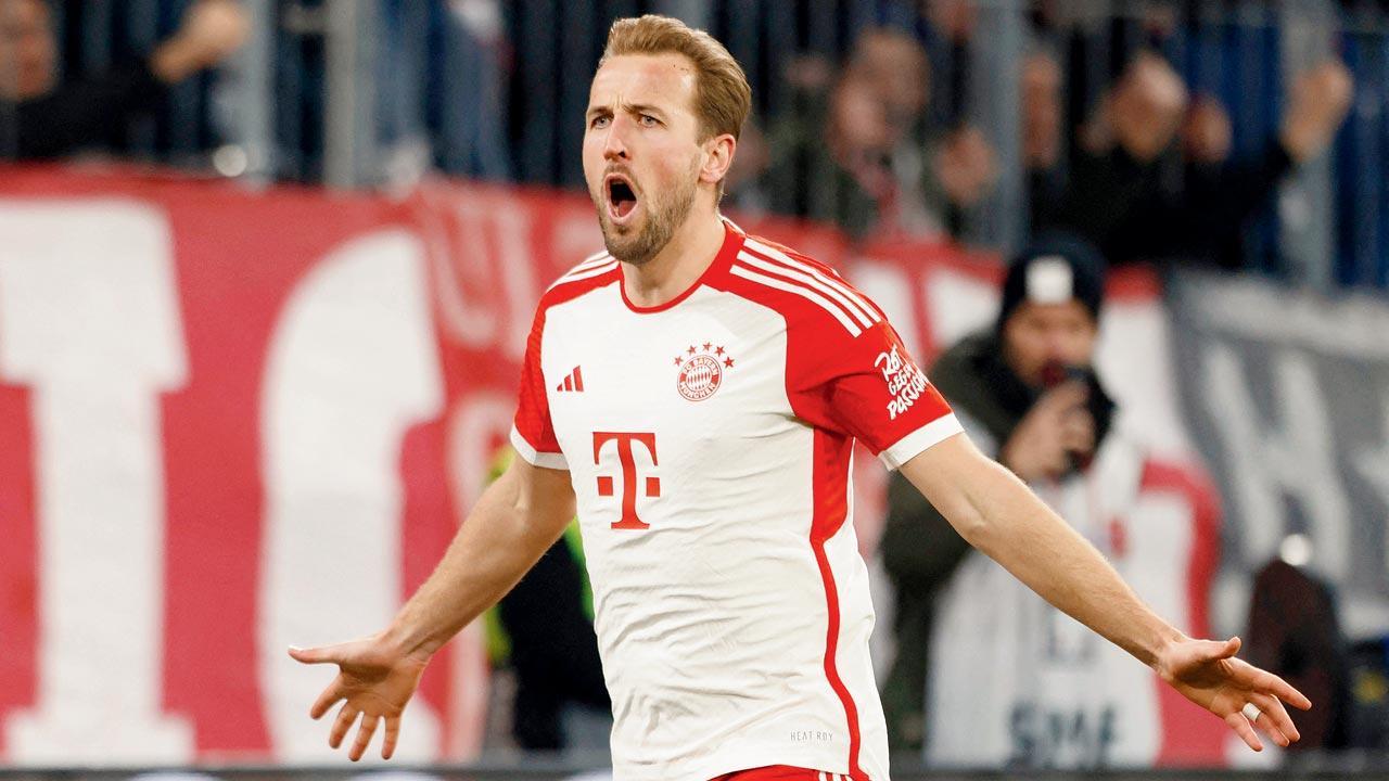Kane brace helps Bayern keep pace with leaders Leverkusen