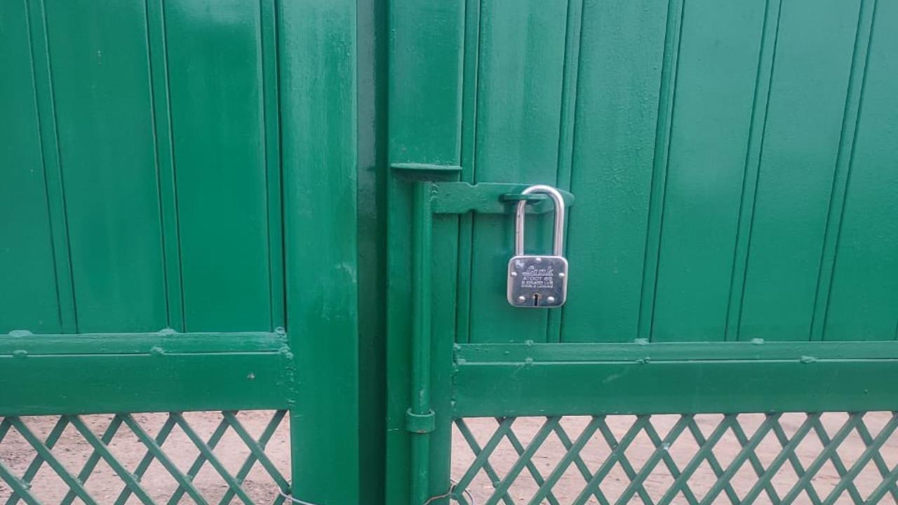 A National Conference (NC) leader said the main gate of the party president Farooq Abdullah and Vice President Omar Abdullah's residence was locked by the police in the morning. 