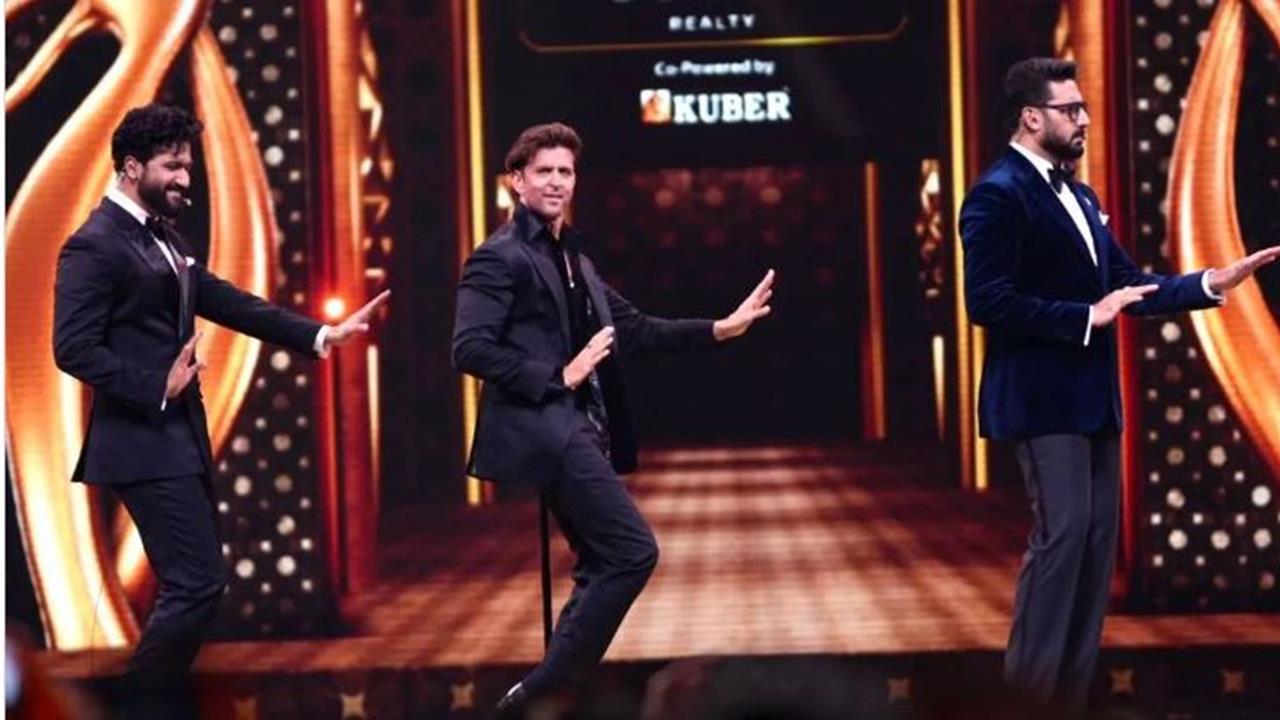 The iconic moment of Hrithik Roshan recreating his most popular hookstep of Ek Pal Ka Jeena in the company of Abhishek Bachchan and Vicky Kaushal at an award show became an instant viral moment on the internet. Netizens turned the moment into hilarious memes and the on-stage visual ended up becoming a topic of moment marketing online. 