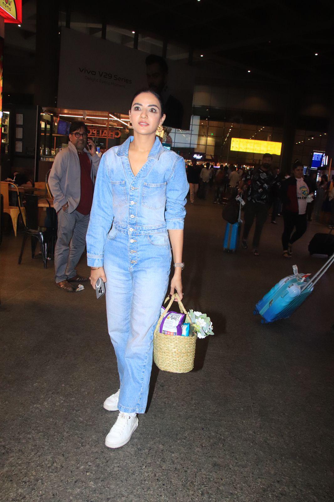 Jasmin Bhasin was spotted at the airport today