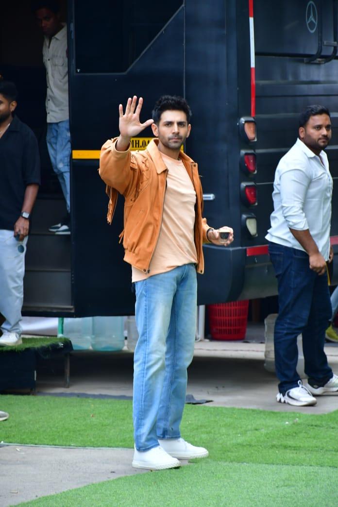Kartik Aaryan was spotted at a set today. The actor graciously posed for the cameras