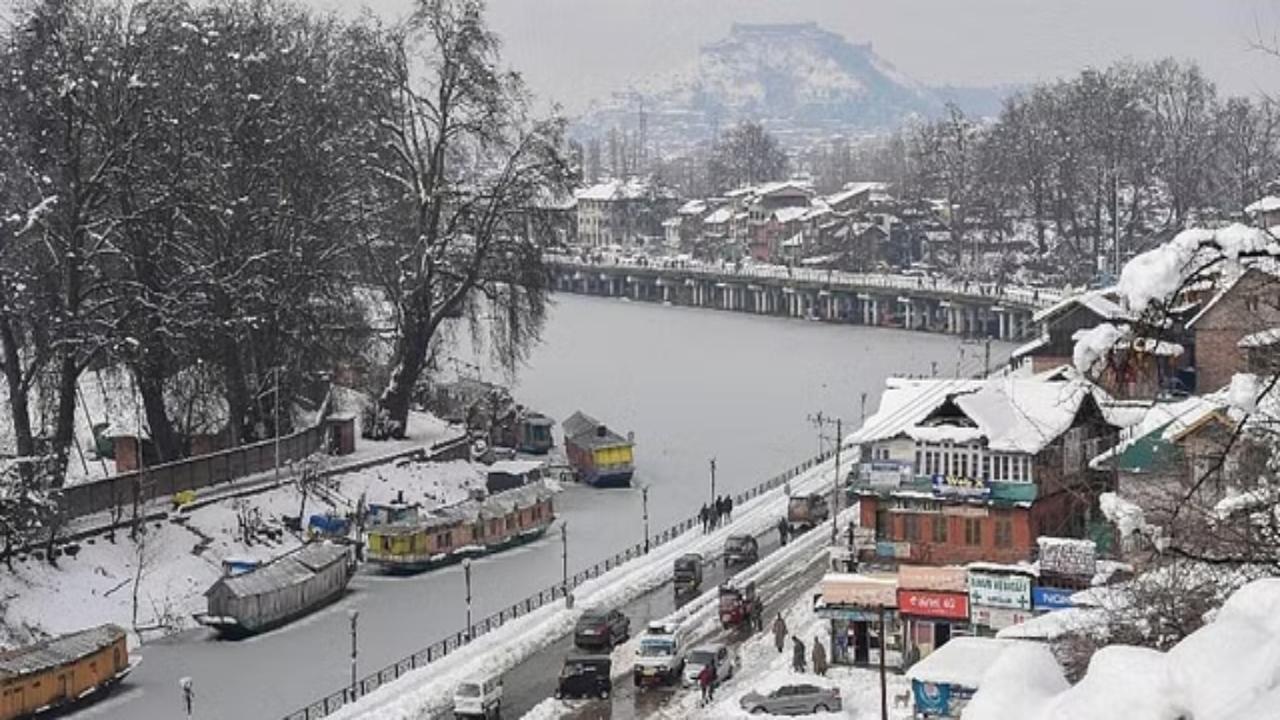 In Pics: Kashmir water bodies freeze as cold wave tightens grip