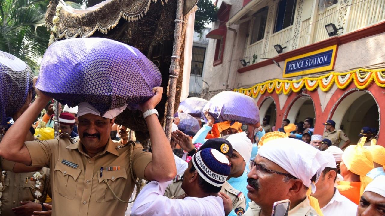 Mumbai Police officials presented the sandal, an array of sandalwood paste, flower, and shawl on the eve of the 610 Urs of Mahim Dargah