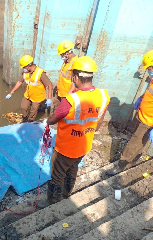 The officials of the disaster management cell and the Kasarwadvali Police officials rushed to the spot