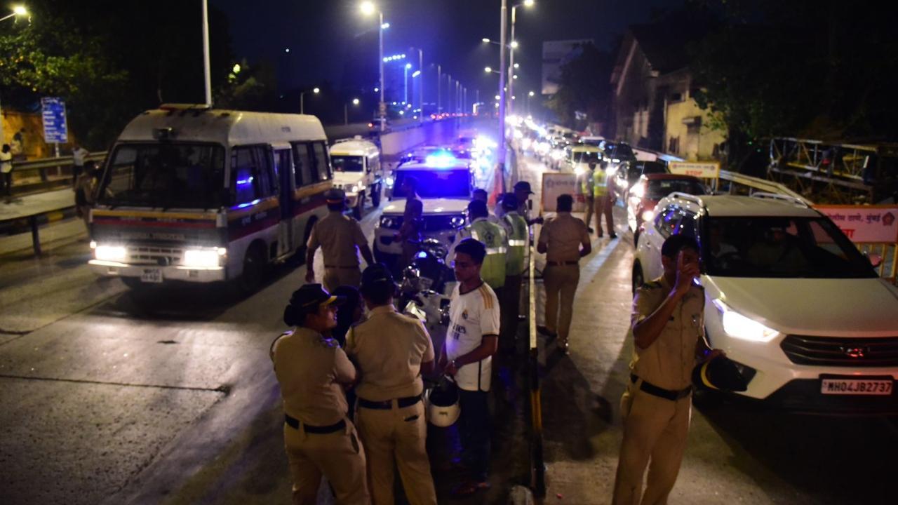 Mumbai Police officials will be conducting a special drunken drive checking at various points across the city, sources said. Pics/Shadab Khan and and Anurag Ahire