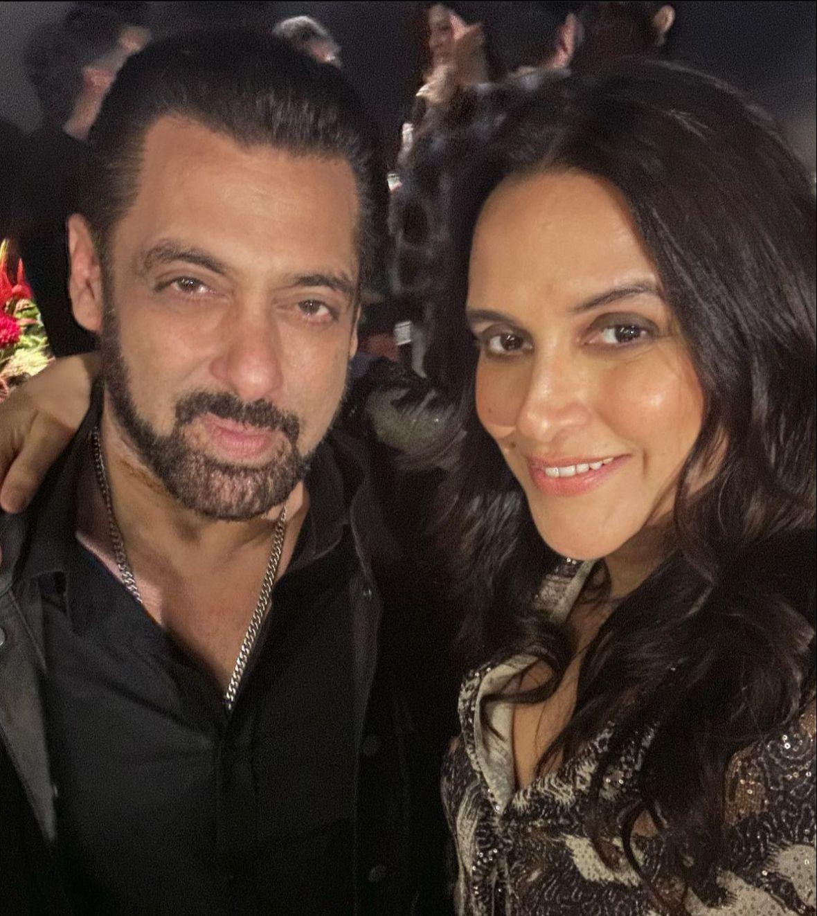 Salman Khan posed for a selfie with the beautiful Neha Dhupia at his birthday bash!