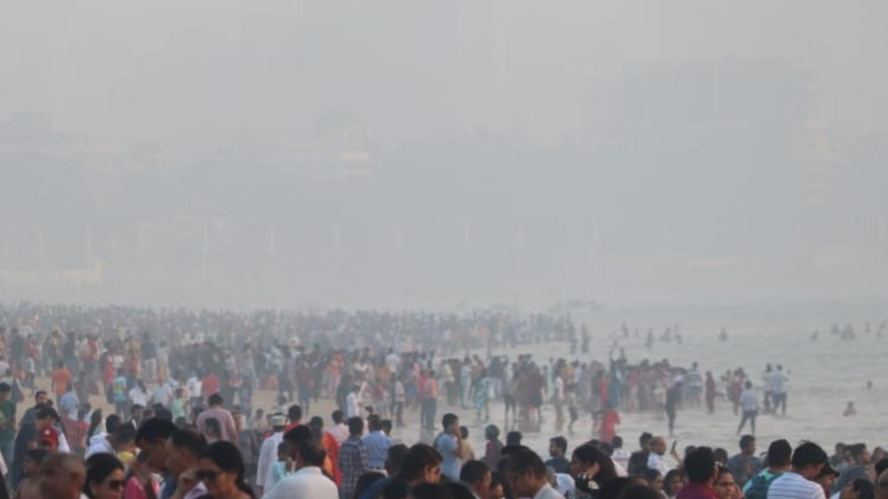 In several areas of the city including Juhu, the Mumbai Traffic Police has issued traffic diversions due to huge crowds visiting the seashores and beaches in Mumbai