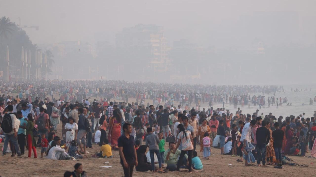IN PHOTOS: Huge crowds reach Juhu beach in Mumbai on last evening of 2023