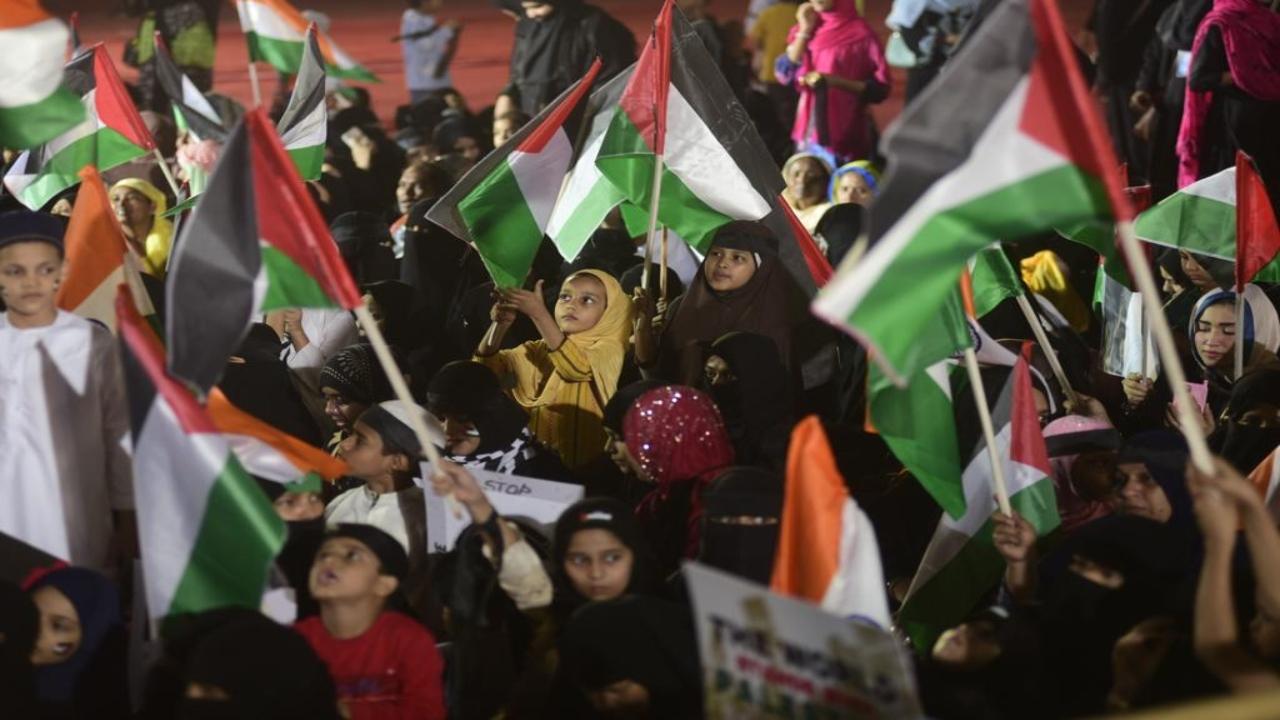 Thousands of people attended a gathering in support of Palestine at YMCA ground in Mumbai Central on Saturday. Pics/Atul Kamble