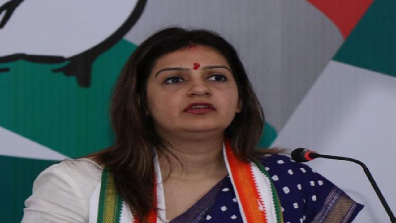 Priyanka Chaturvedi questions Home Minister for Parliament security breach Priyanka Chaturvedi questions Home Minister for Parliament security breach