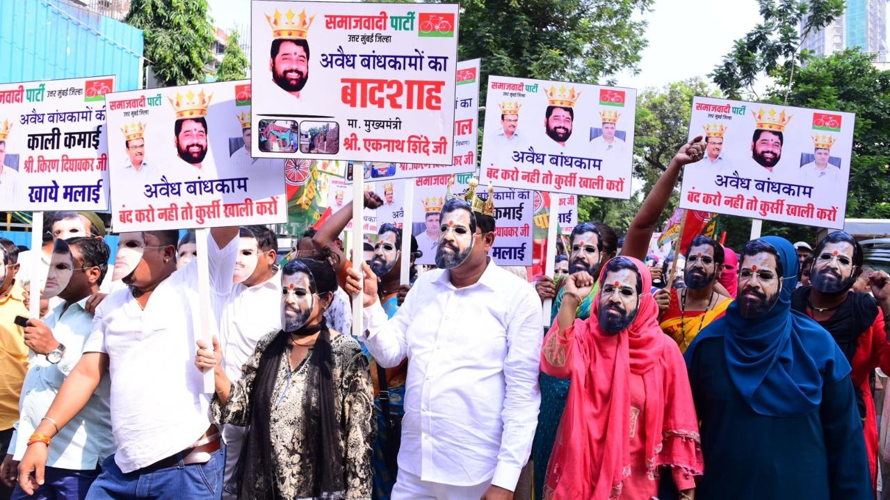 In the protest march, the Samajwadi Party workers and some locals of Malad and Malvani were seen wearing masks of Maharashtra CM Eknath Shinde