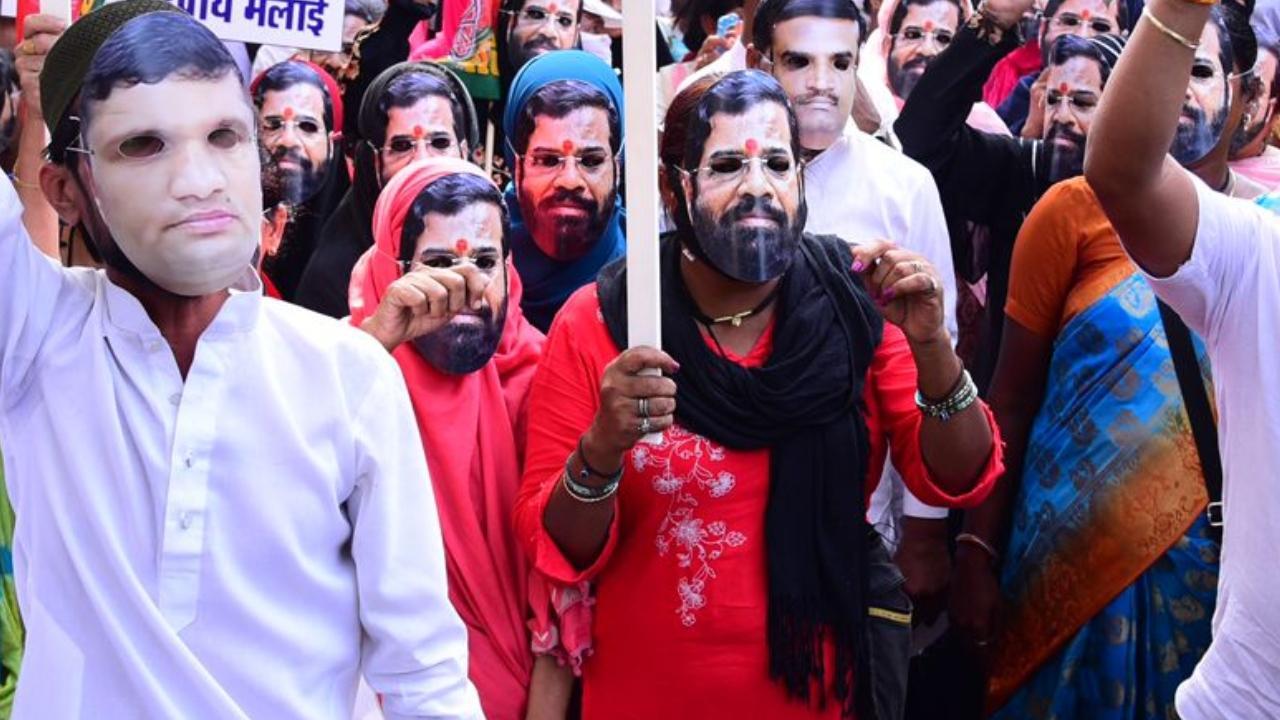 The protesters were seen wearing masks of Maharashtra CM Eknath Shinde 