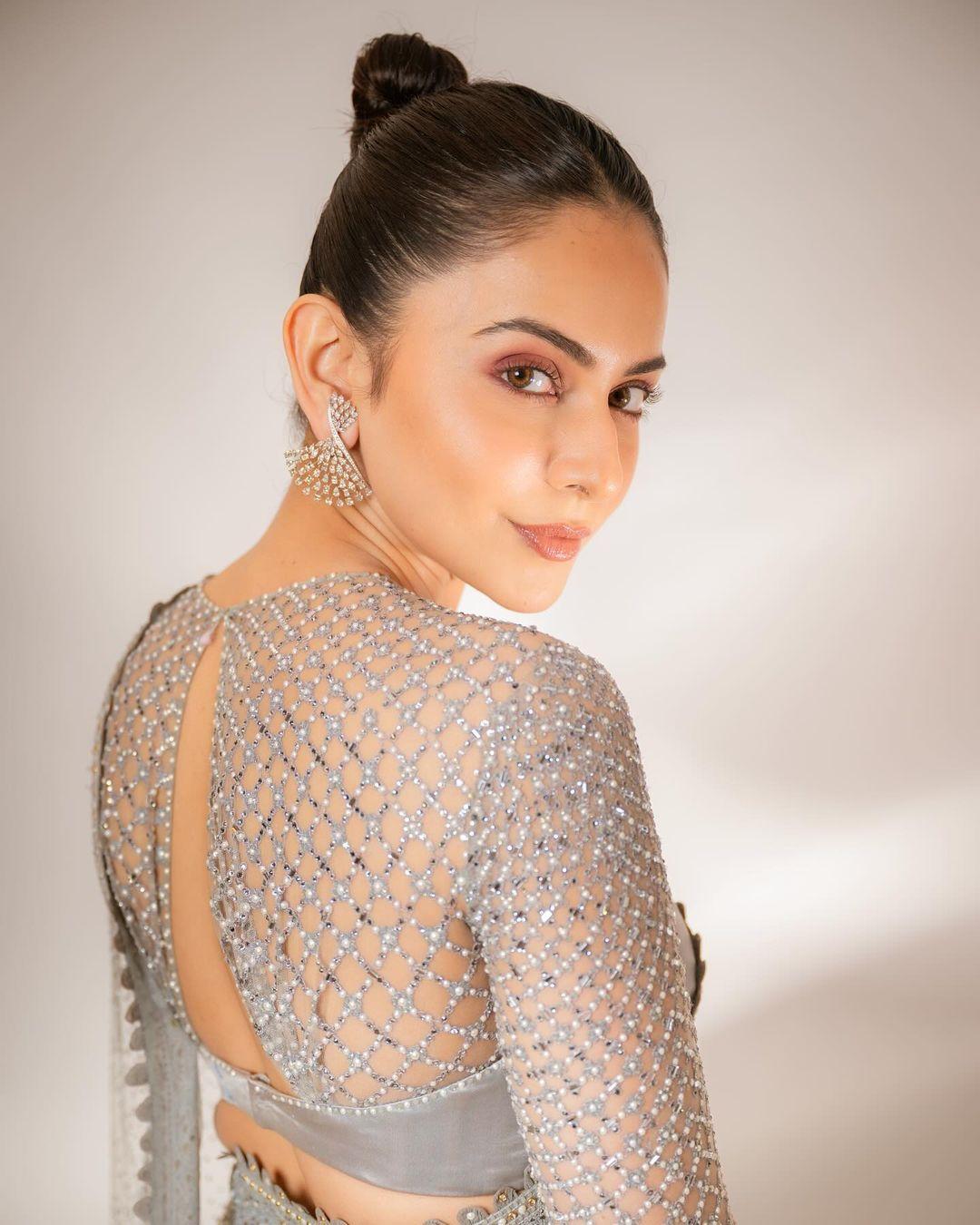 The actress looked drop-dead gorgeous in this silver saree. The blouse featured full sleeves adding a classic touch to the whole ensemble