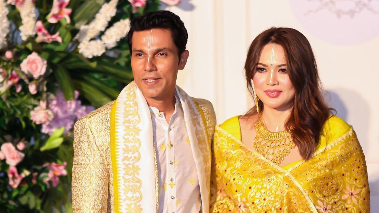 兰迪普 (Randeep) 和林 (Lin) 在他们的婚宴上穿着象牙色和金色的光芒，参见照片