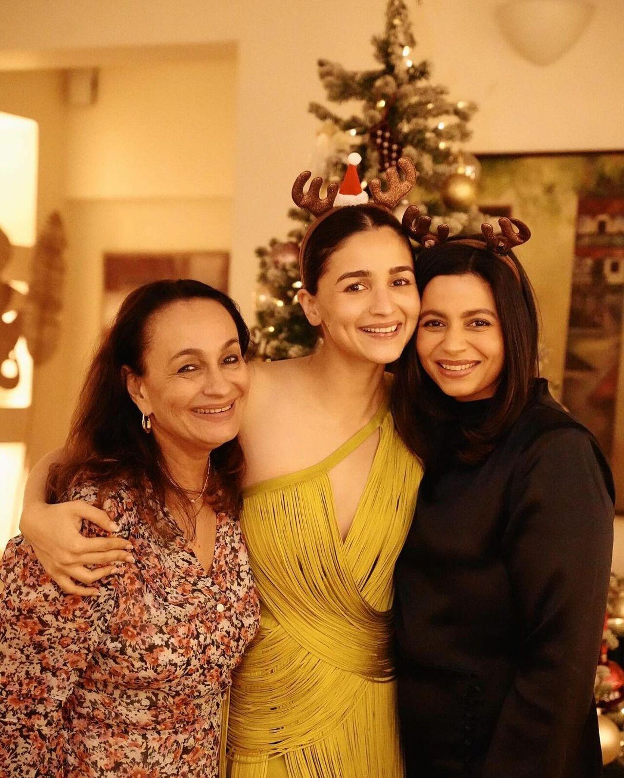 Alia poses with mother Soni Razdan and sister Shaheen Bhatt