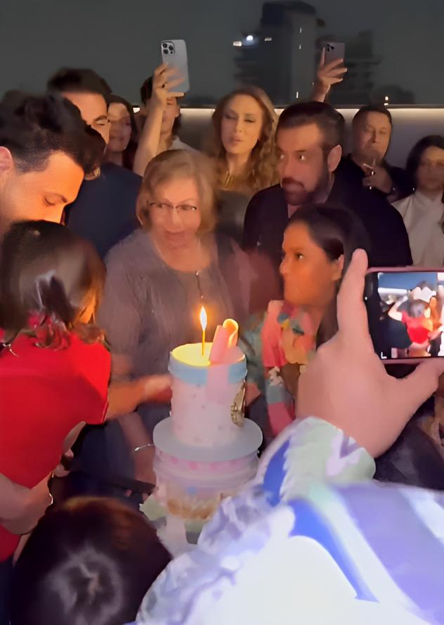 In the most delightful aspect of the night, Salman Khan watched as his niece Ayat cut the cake for both of them. In the frame you can see veteran actress Helen too!