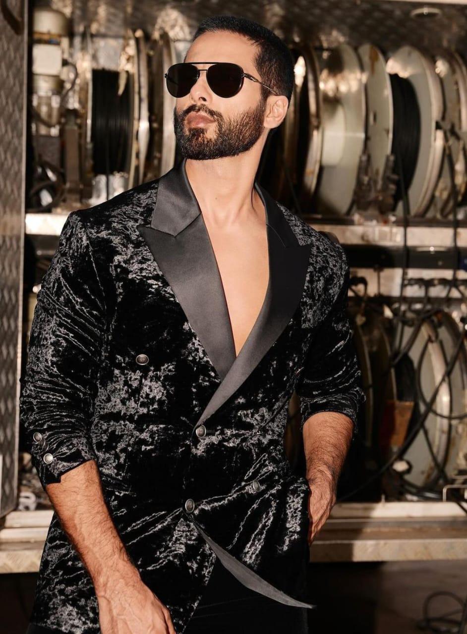 Shahid Kapoor's style resonates with understated elegance. Whether it's a traditional attire or a casual ensemble, Samrat carries himself with effortless grace. His fashion choices are a testament to the fact that simplicity can be as impactful as extravagance.
