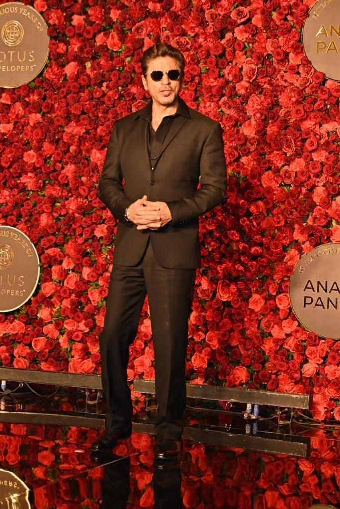 Shah Rukh Khan is currently basking in the glow of 'Dunki'. The megastar carried his glow to the red carpet to celebrate Anand Pandit