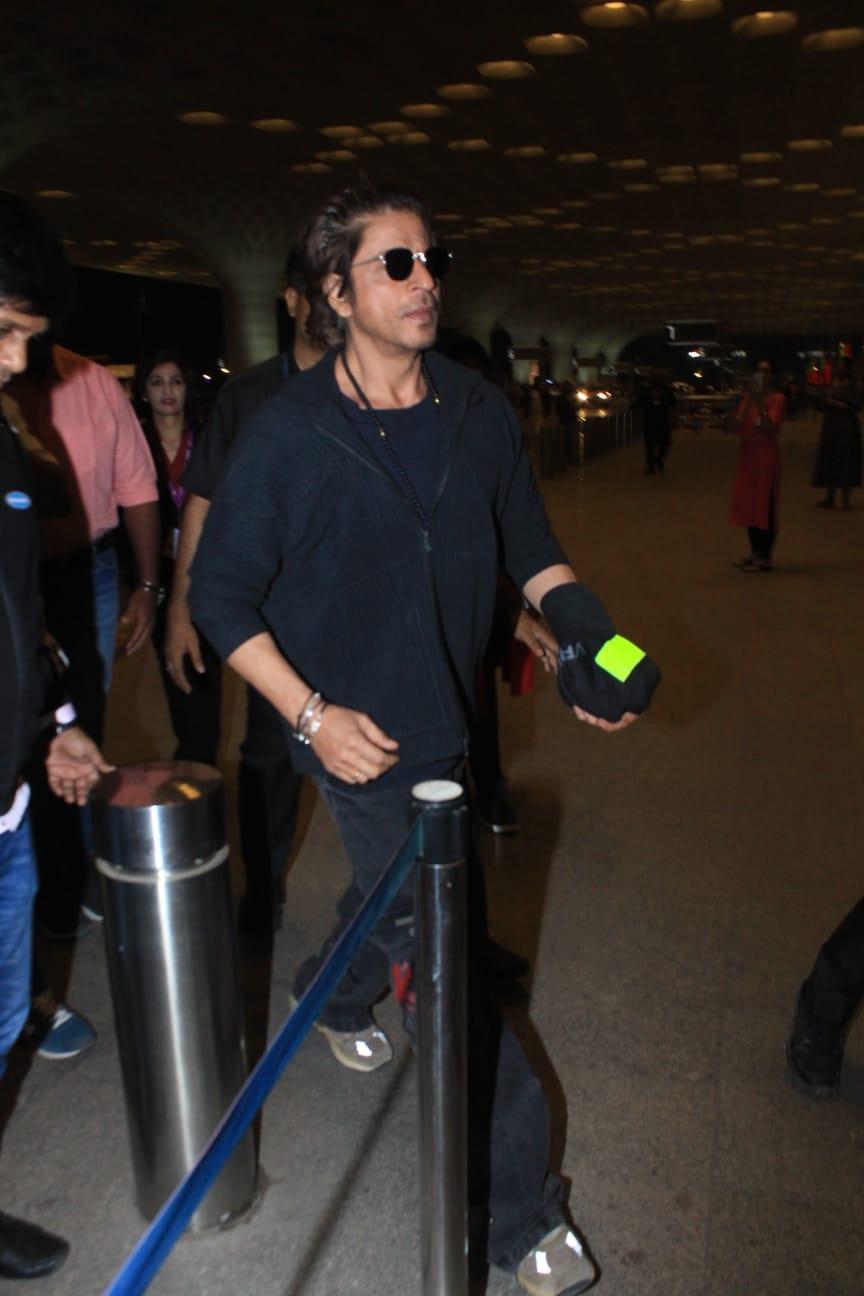 Shah Rukh Khan graced the airport with his presence in the morning
