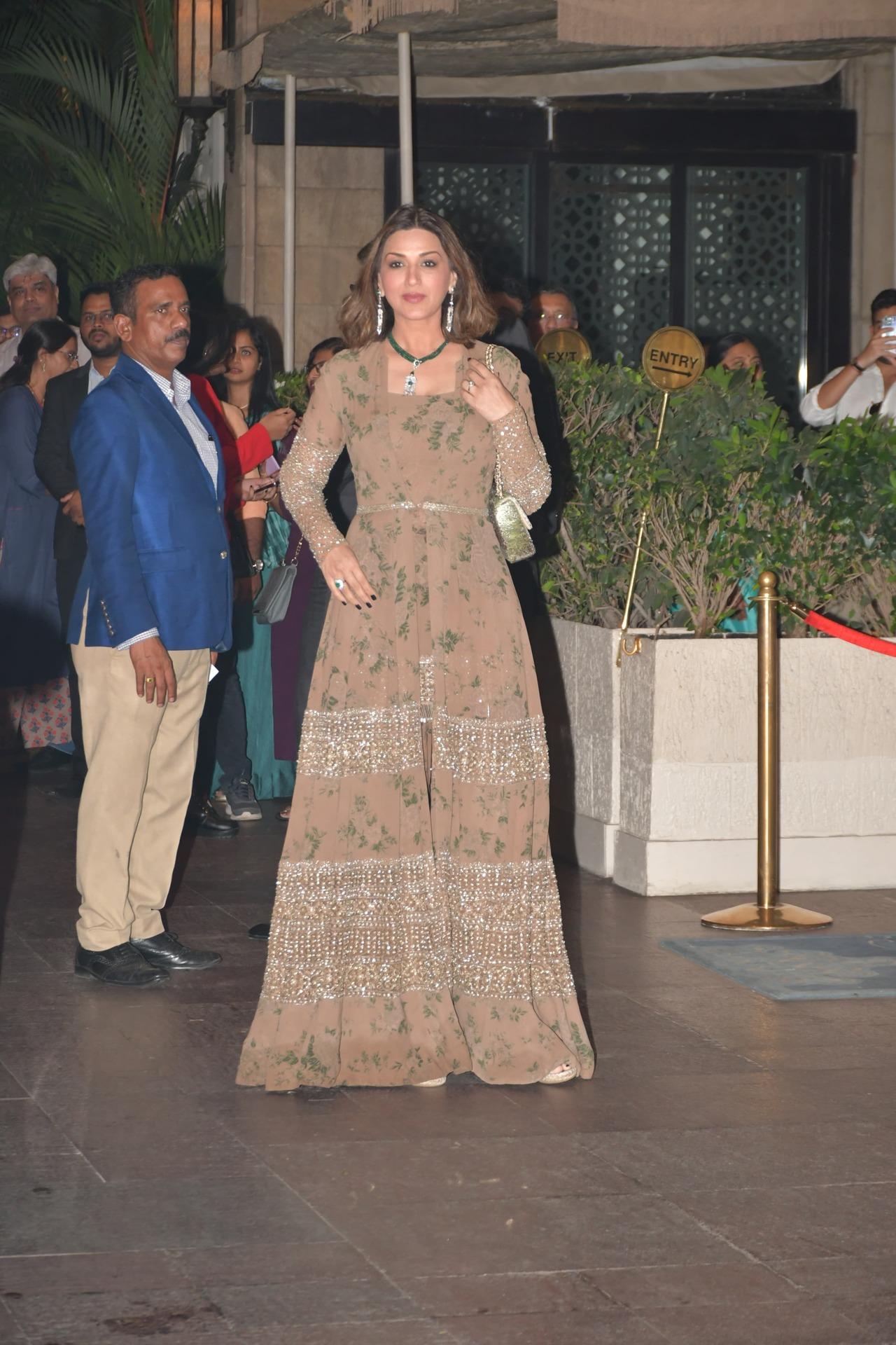 Sonali Bendre also looked stunning in a brown traditional attire for the reception