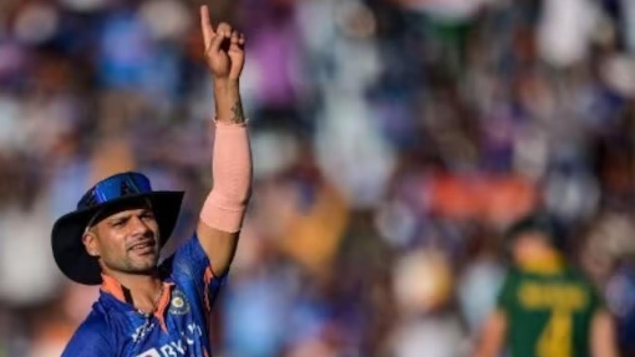 132 vs Sri Lanka (1st ODI 2017)
Having batted first in the match, the Lankans smashed 216 before getting all-out. While chasing second, India lost the early wicket of Rohit Sharma. Thereafter, Shikhar Dhawan and Virat Kohli took control in their hands. That day, Dhawan smashed 132 runs in just 90 balls. His fierce innings was laced by 20 fours and 3 sixes. Accompanying him was Kohli who scored 82 runs. India won the match by nine wickets against Sri Lanka 