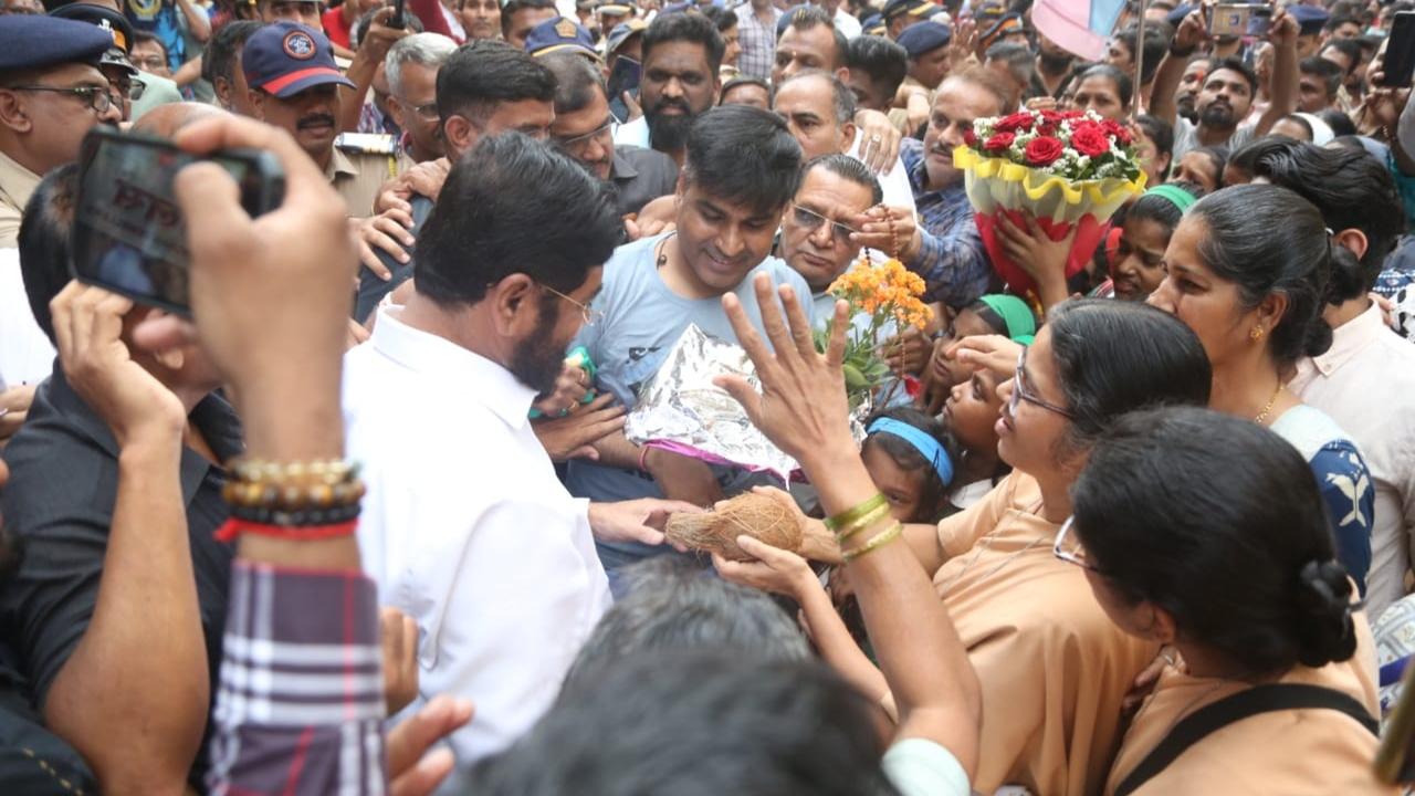 The initiative was part of the state of Maharashtra’s cleanliness initiative, flagged off on December 3. Under this initiative, one ward in each zone will be cleaned. The campaign focused on different wards of the city