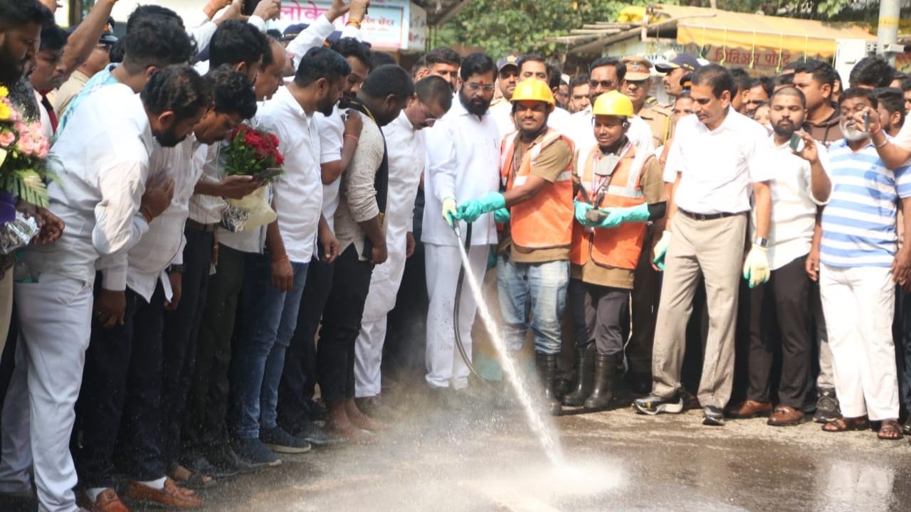 CM Shinde on Sunday visited different areas of Mumbai including Ghatkopar and Chembur and participated in the cleanliness drives, he also appreciated the job of the workers involved in the cleanliness drives across the city