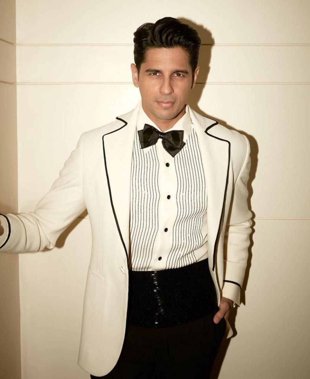 Sidharth Malhotra exudes timeless sophistication in his fashion choices. Whether it's a classic suit or a casual outfit, Malhotra's style is marked by refined elegance. His ability to effortlessly switch between traditional and modern looks makes him a style icon for every occasion.