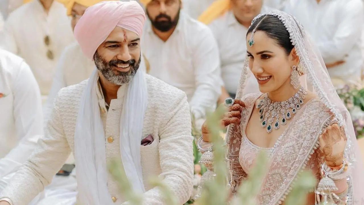 Sonnalli Seygall got married to her long-time beau Ashesh Sajnani at a Gurudwara in Mumbai on June 7. Their wedding was an intimate affair. The actress opted for a light pink-coloured saree for the traditional Sikh wedding ceremony, while Ashesh complemented her in white attire