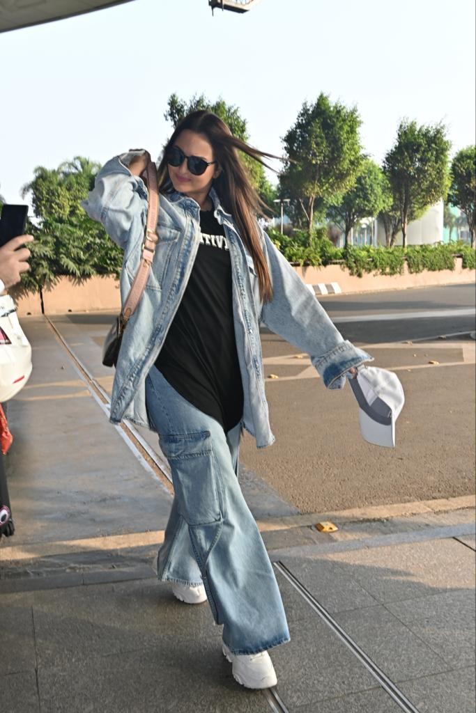 Sonakshi Sinha was spotted at the airport in the morning