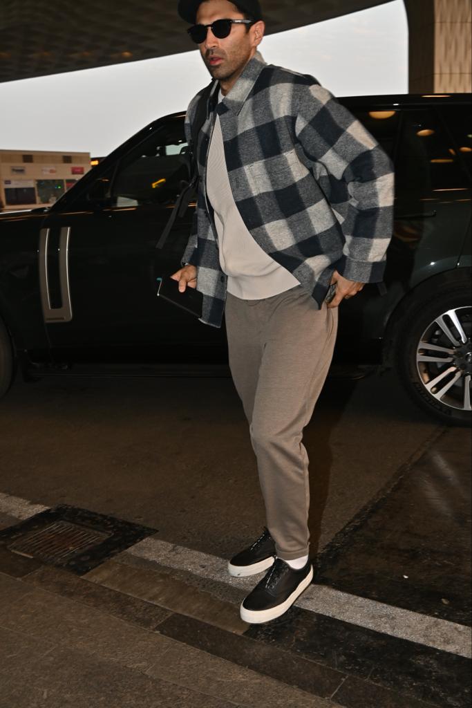 Aditya Roy Kapur looked uber cool in his comfy airport outfit