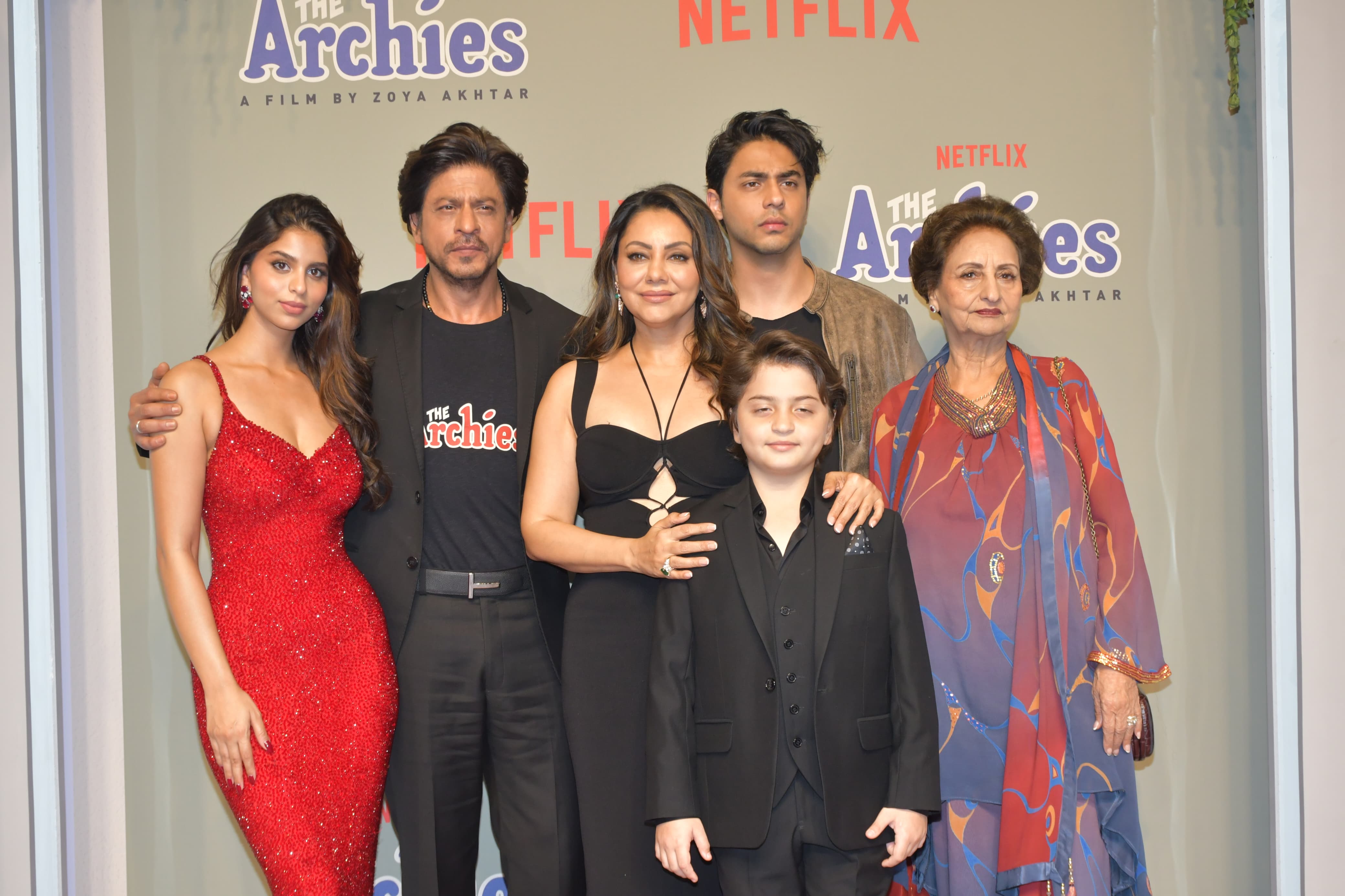 The Khan-daan were in full attendance at the premiere. Shah Rukh Khan, Gauri, Aryan and AbRam were sporting big smiles for Suhana Khan