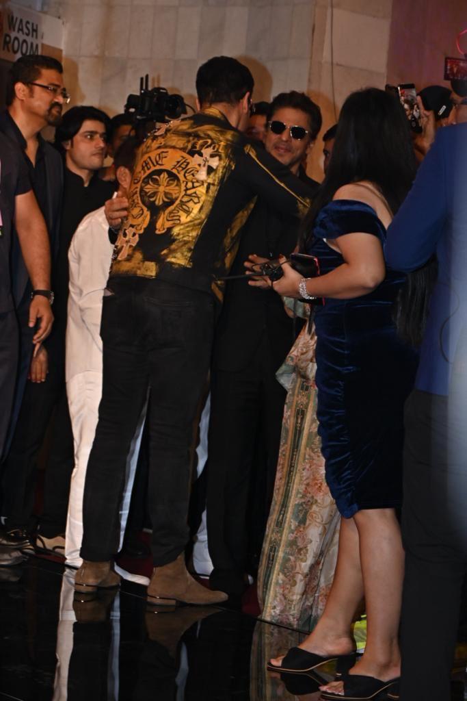 The cameras caught warm moments of Shah Rukh Khan embracing Anand Pandit's family