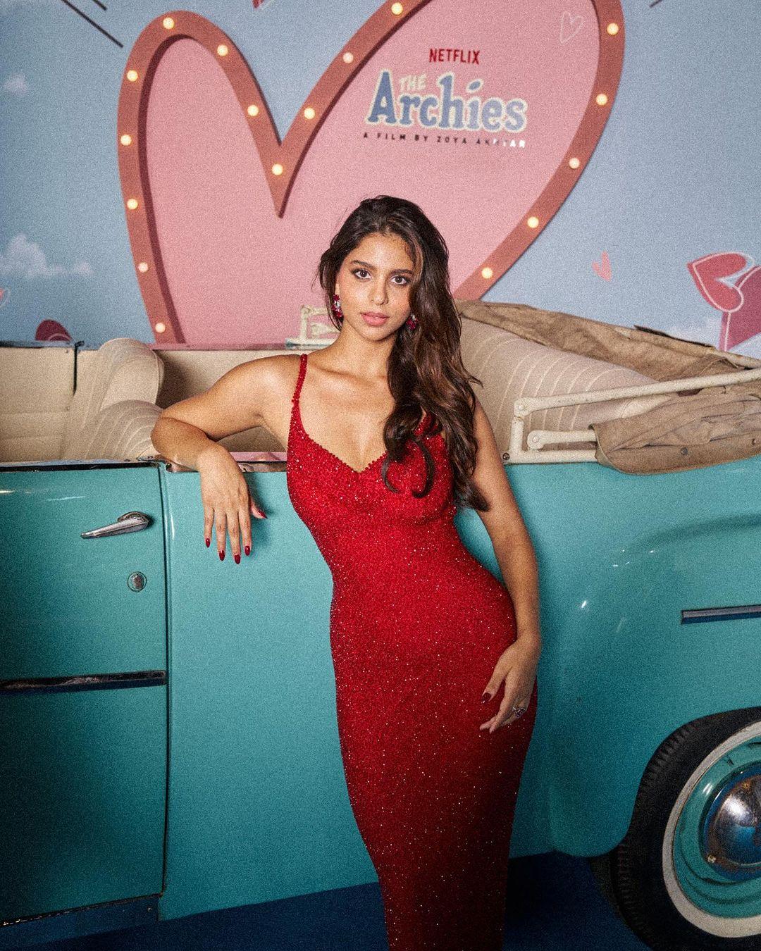 On the premiere night for 'The Archies', Suhana Khan stunned in this red sequin dress. The musical, and Suhana's role has been praised by numerous actors like Katrina Kaif, Janhvi Kapoor and many more celebrities