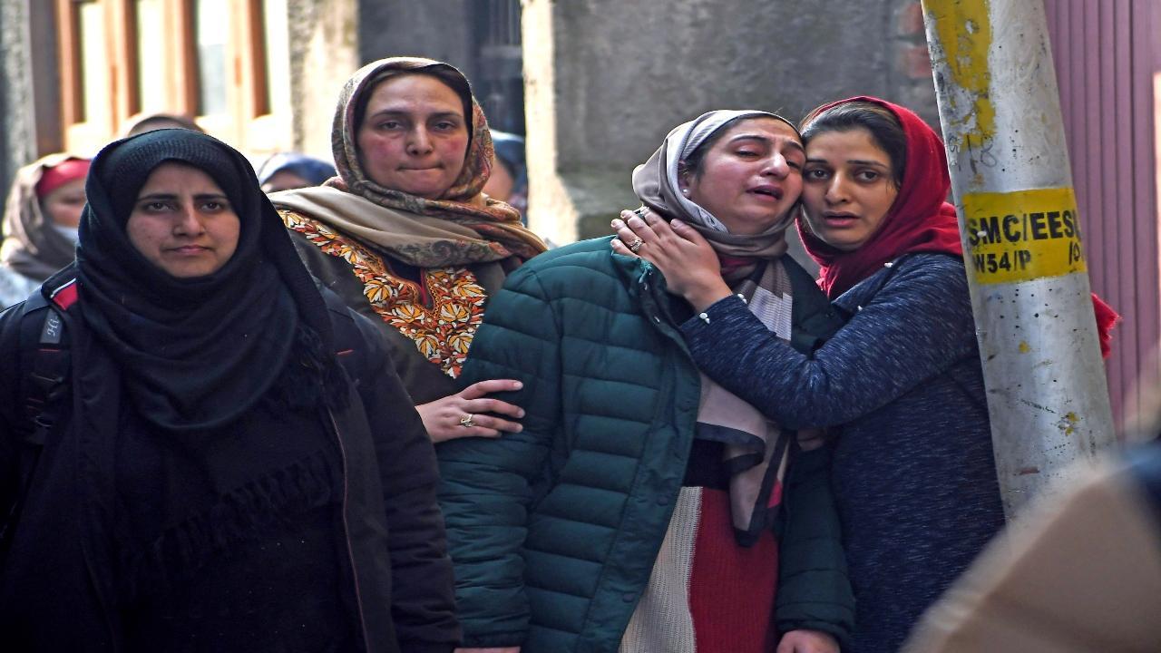 Family members wail during the last rites of Inspector Masroor Ahmad Wani, who died after he succumbed to his injuries while undergoing treatment at the AIIMS, Delhi. ANI Photo