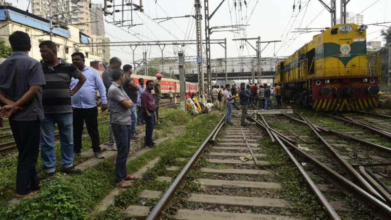 One wheel of train engine derails, services between Byculla-CSMT affected