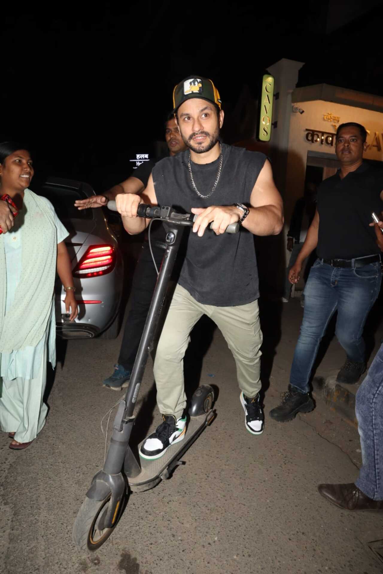 Kunal Kemmu who co-starred with Vir in Go Goa Gone arrived in a scooter to the party