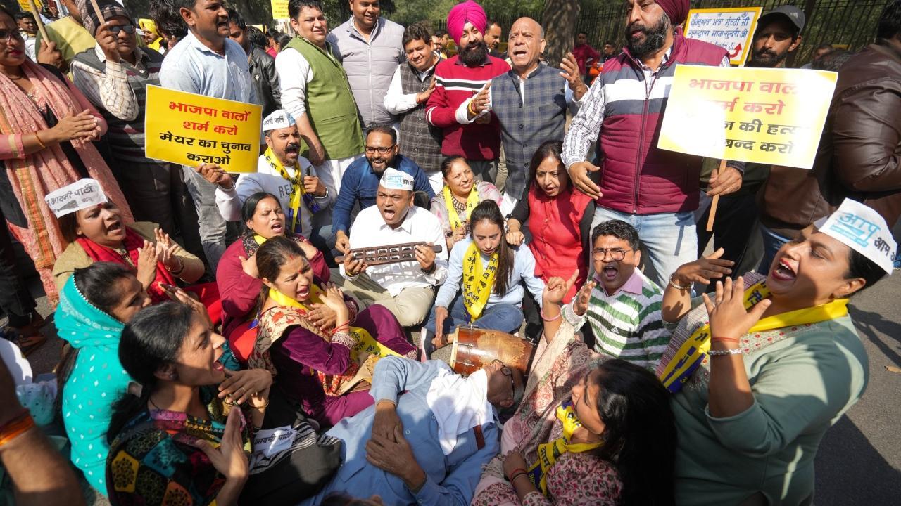 Delhi Mayor poll: BJP, AAP protest; accuse each other of delaying elections