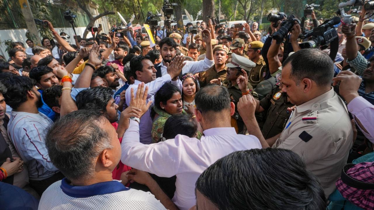 Maharashtra: AAP workers stage protest against Manish Sisodia's arrest; detained