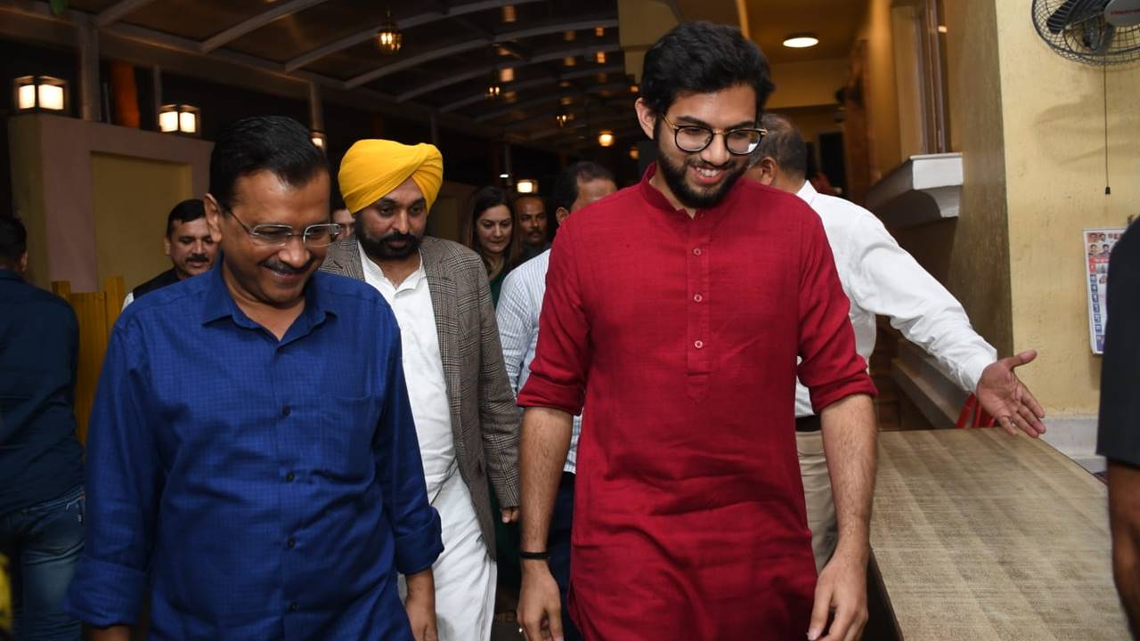 Delhi CM Arvind Kejriwal and Punjab CM Bhagwant Mann along with other party leaders met Uddhav Thackeray at his residence in Mumbai. Aaditya Thackeray was also present to receive the AAP leaders at Matoshree in Mumbai