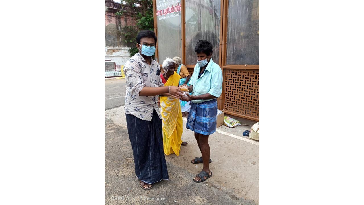 Abdul Salam, Head of the NSUI Tamil Nadu Social Media unit distributes food to needy on the successful completion of Bharat Jodo Yatra