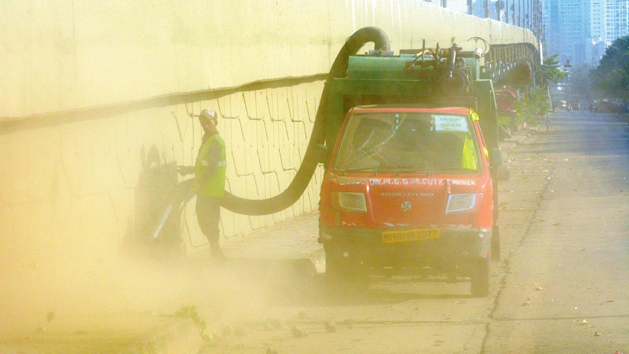 BMC workers use a vacuum machine to eliminate roadside dust in Goregaon in 2020. FILE PIC/SATEJ SHINDE